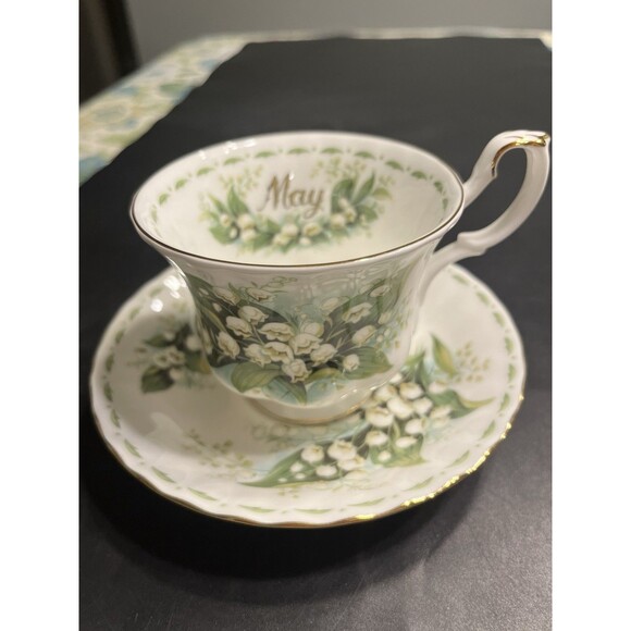 Royal Albert Flower of the Month "Lily of the Valley - May" Teacup & Saucer Set - Picture 4 of 11